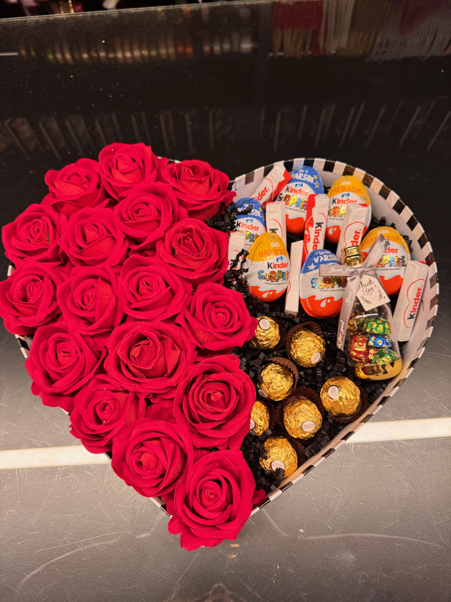 çiçek ve çikolata arajmanı