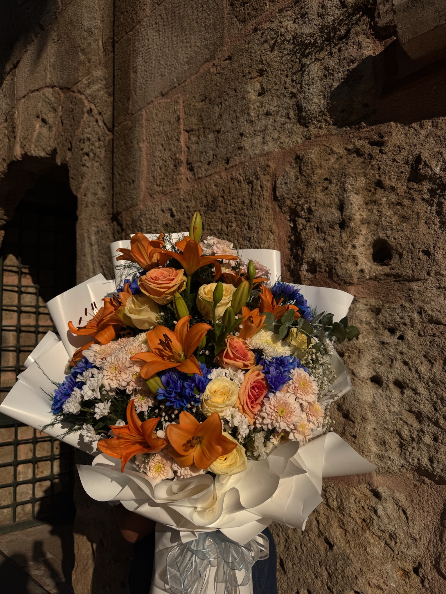 Güneş Işığında Renkli Çiçek Buketi – Turuncu Lilyum ve Güller Şöleni