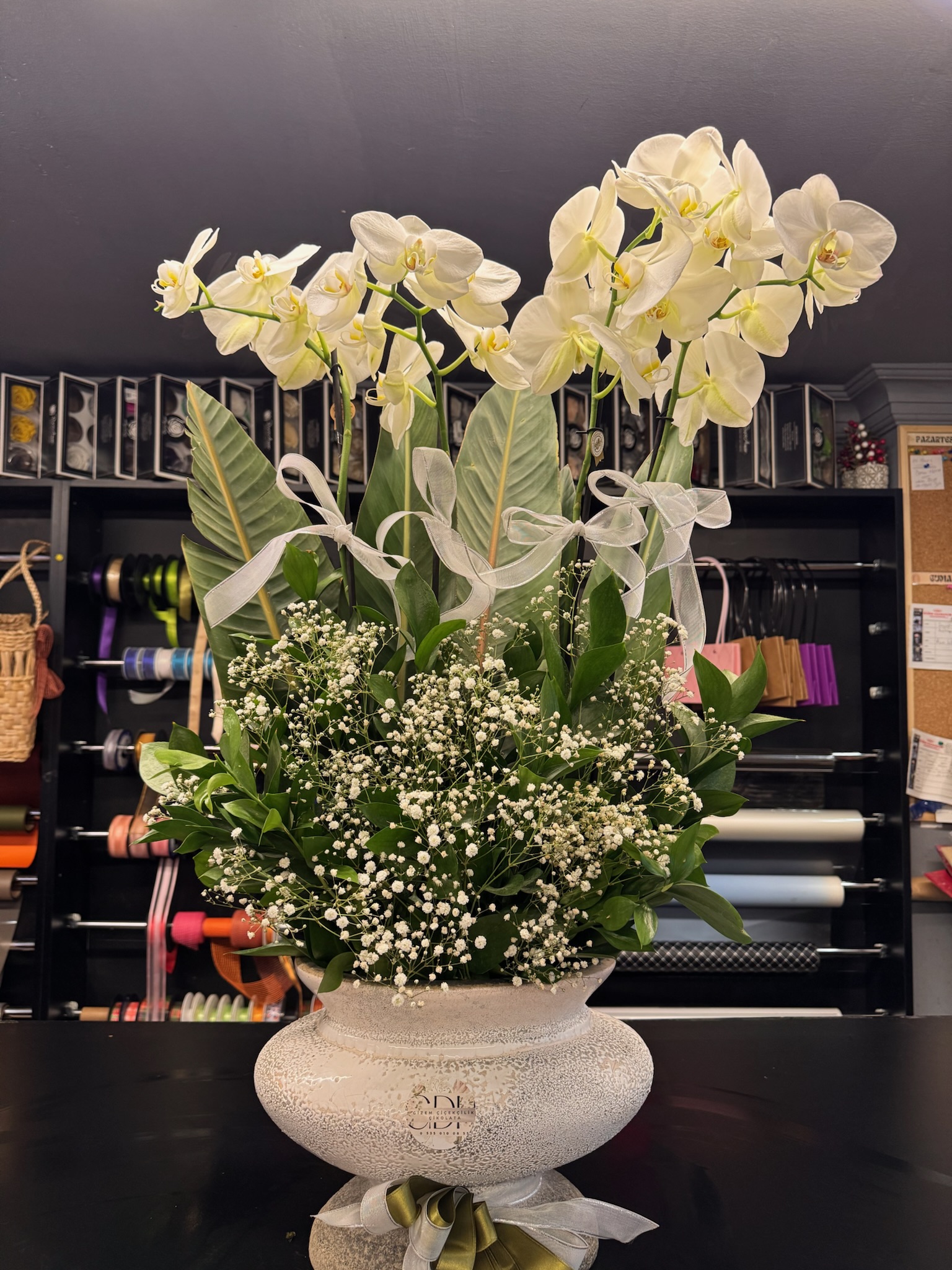 ithal vazoda beyaz orkide aranjman